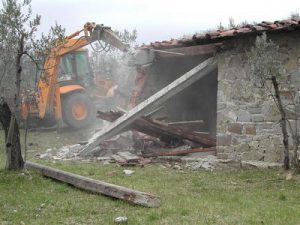 Abusi edilizi, al via il piano demolizioni del Comune di Napoli