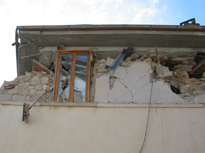 Si vedono piccoli danni al cornicione del tetto mentre i muri sono completamente distrutti