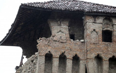Il tetto in legno ha resistito e non ha contribuito ad aggravare il danno alle murature sottostanti. Photo REUTERS/Giorgio Benvenuti. Fonte: web