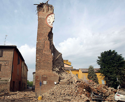 Finale Emila. La torre dell’orologio. Photo REUTERS/Giorgio Benvenuti. Fonte: web