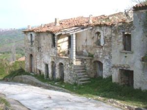 Toscana, 100 edifici demoliti dopo i controlli della Regione