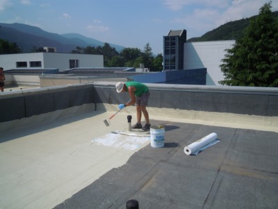 Impermeabilizzazione, sulla guaina esistente,  con Triflex ProDetail e Triflex ProTect del tetto della scuola elementare di Bressanone