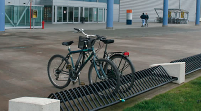 Figura 1:  Rastrelliere per biciclette. Un esempio di rastrelliera in Italia (cattiva soluzione)