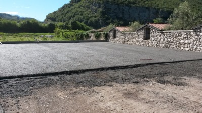 Un momento della costruzione di un parcheggio per autobus di 800 mq a Nago, in provincia di Trento, dove è stato impiegato il Drainbeton di Betonrossi