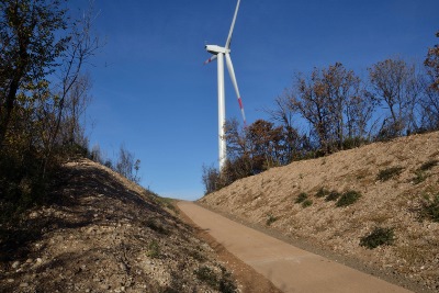 Un tratto della pista ciclabile nel Parco eolico Monte Mesa, dove è stato impiegato il Drainbeton di Betonrossi