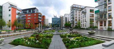 Il quartiere di Hammarby-Sjostad, Svezia. Il quartiere produce energia termica per il teleriscaldamento dalla produzione di biogas (16%), dall’incenerimento dei RSU (47%), dal trattamento delle acque reflue (34%), ed energia elettrica dal fotovoltaico installato su coperture e sulle pareti degli edifici per 39.000 kWh/anno, potendo in questo modo garantire il 50% dell’approvvigionamento energetico del quartiere.