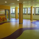 Scuole: dal verde esterno ai colori del pavimento per il benessere dei ragazzi