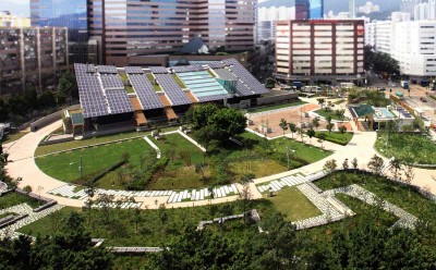 Zero Carbon Building (ZCB) è il primo edificio ad energia zero di Hong Kong. Ricopre un’area di 14.700 mq e è stato insignito di numerosi premi e riconoscimenti per innovazione e alte prestazioni ambientali. Per riuscire a esser un edificio a energia zero, sfrutta diversi elementi: dalla progettazione della struttura fatta per ridurre il consumo energetico, ai sistemi di produzione di energia attraverso fonti rinnovabili, a tecnologie per l’efficienza energetica.