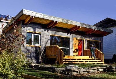 La casa è stata costruita incorporando solare fotovoltaico, solare passivo, e diverse soluzioni ad alta efficienza energetica per ridurre al minimo gli sprechi di energia.