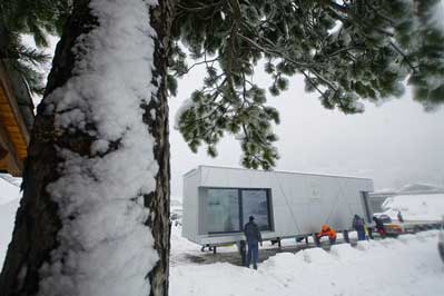 Edificio off grid Biosphera 2.0 in fase di montaggio in alta montagna