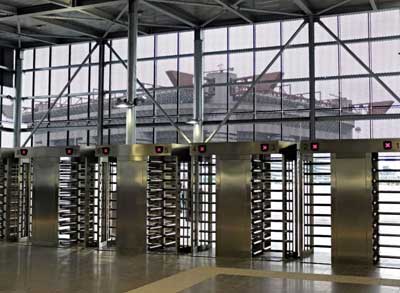 Le barriere d'accesso all'uscita della MM5 di Milano: fermata S. Siro