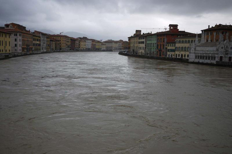 Arno a Pisa, piena del dicembre 2010