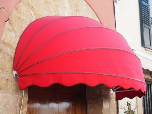 Tenda da sole facilmente smontabile, serve il permesso di costruire?